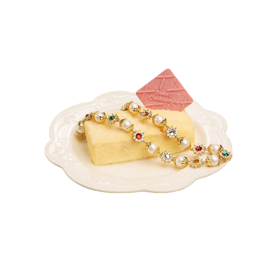 Glass pearl station detail on daisy pearl necklace gold plated